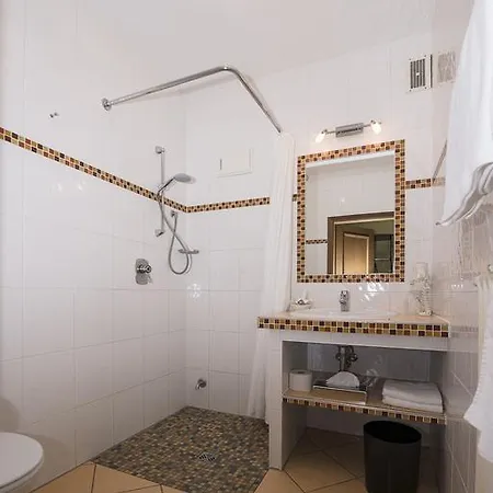 Otel Land-gut-hotel Rohdenburg